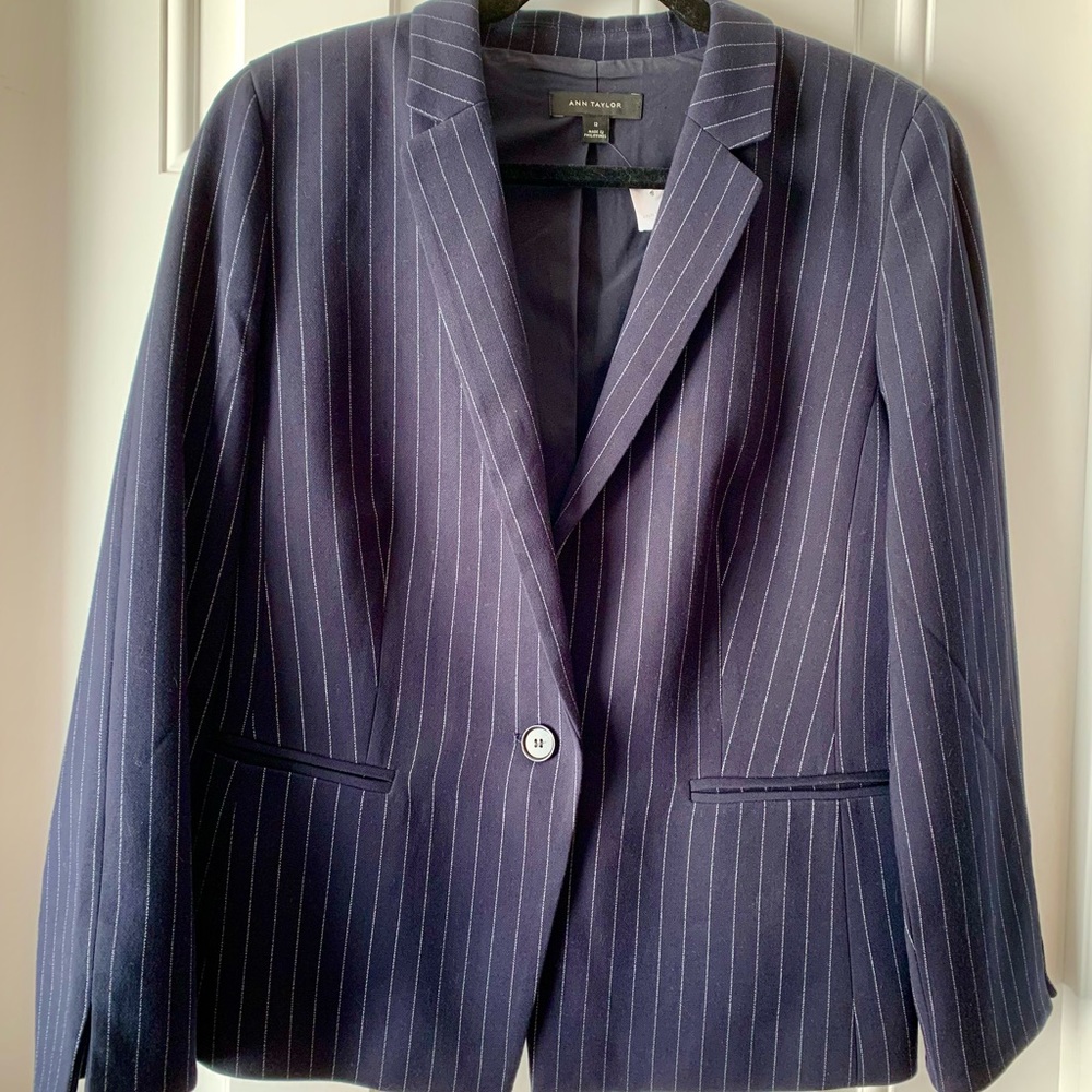 NWT Ann Taylor All Season Jacket/Blazer Size 12
Dark Blue w/White Pinstripes